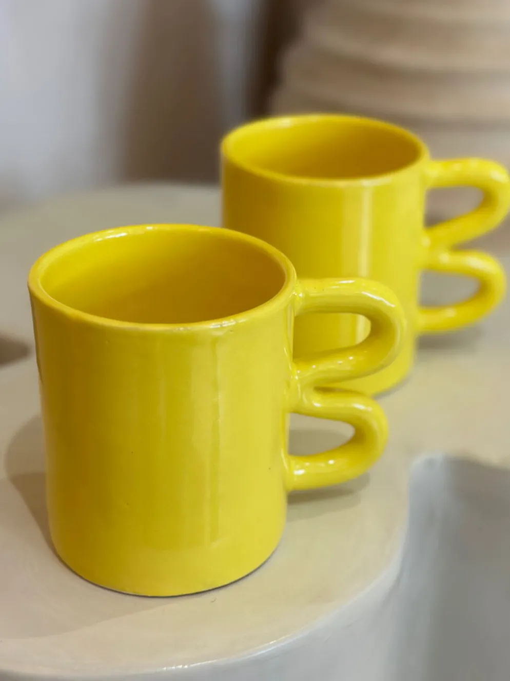 Mug tasse céramique anse vague graphique design coloré jaune citron