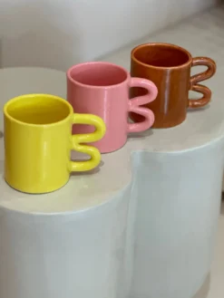 Mug tasse céramique anse vague graphique design coloré jaune citron