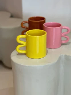 Mug tasse céramique anse vague graphique design coloré jaune citron