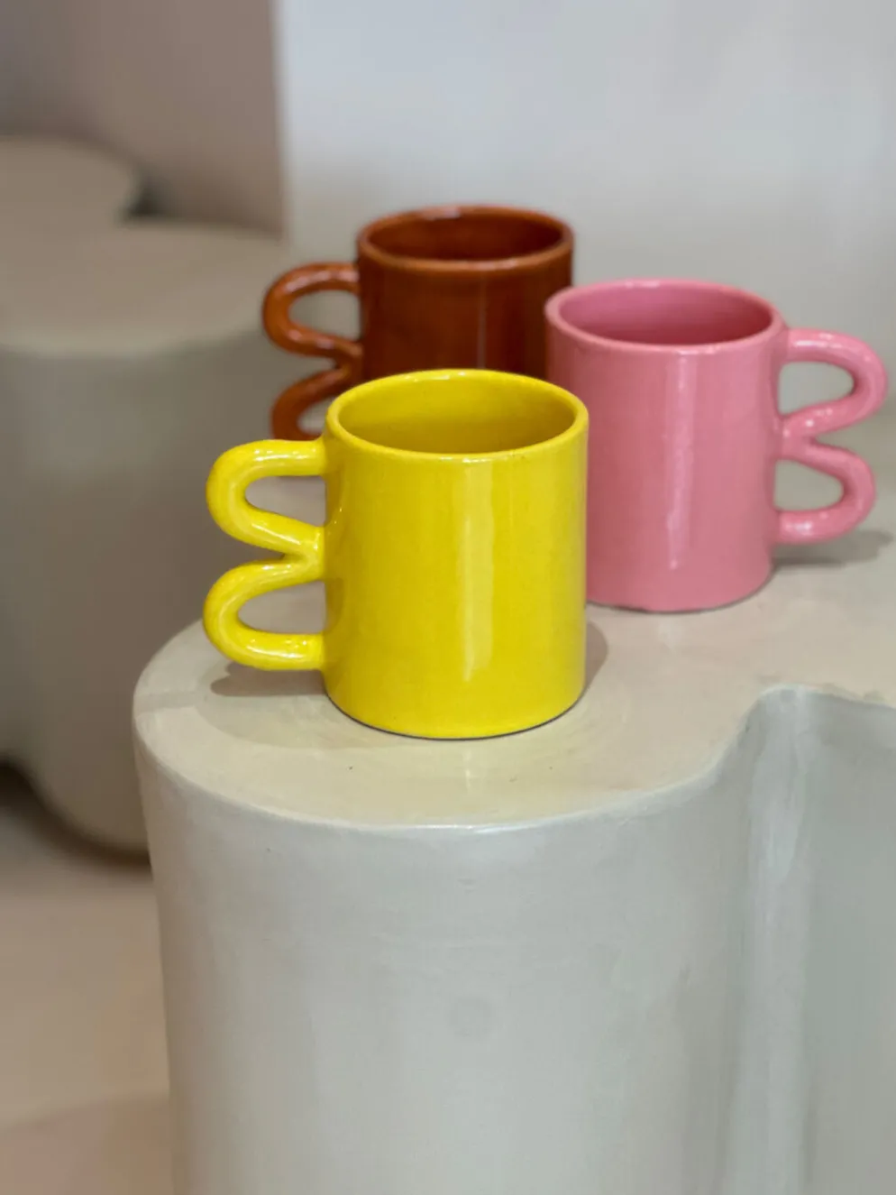 Mug tasse céramique anse vague graphique design coloré jaune citron