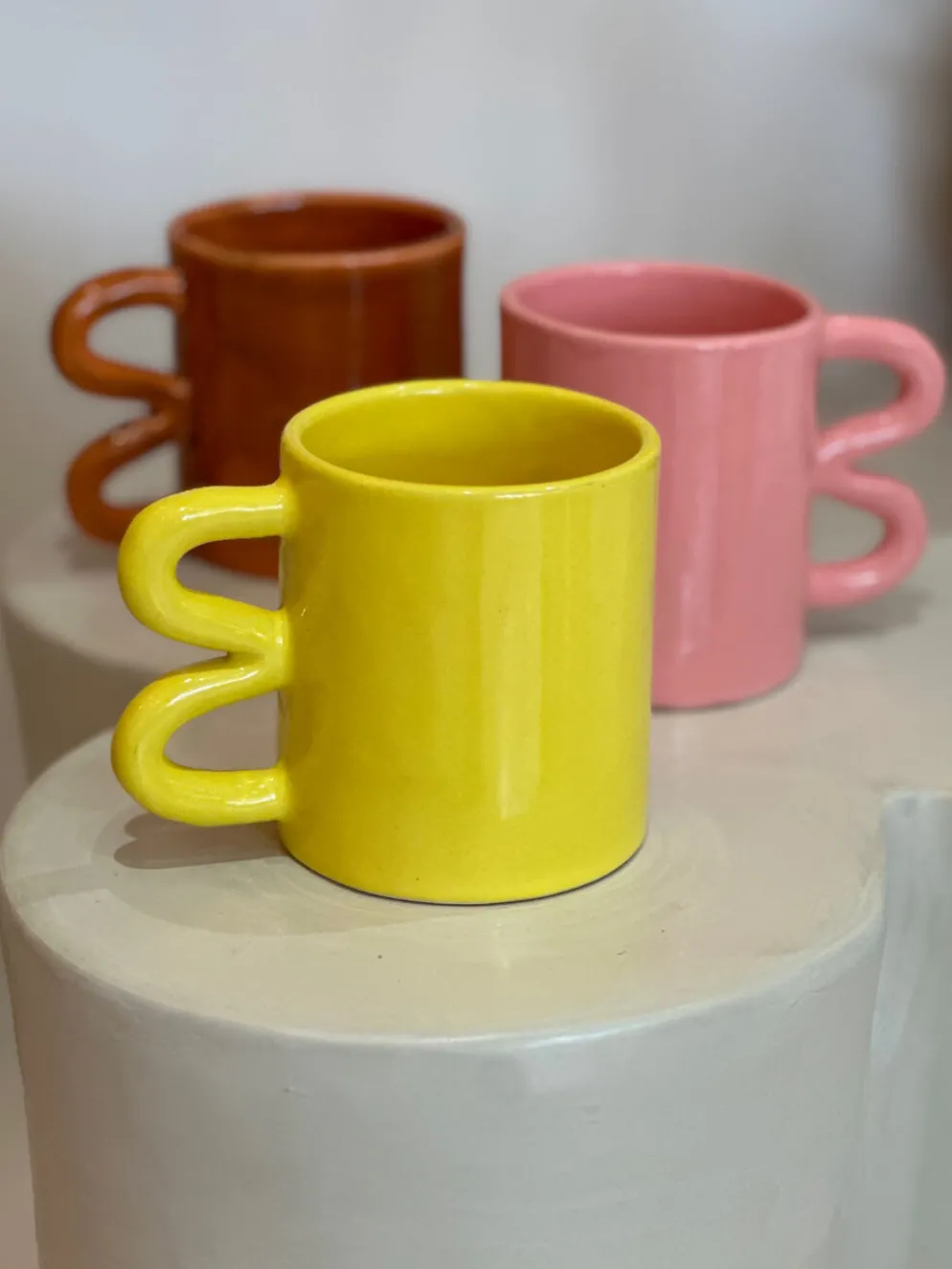 Mug tasse céramique anse vague graphique design coloré jaune citron