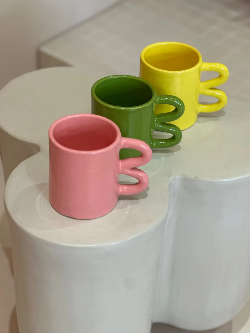 Mug tasse céramique anse vague graphique design coloré jaune citron