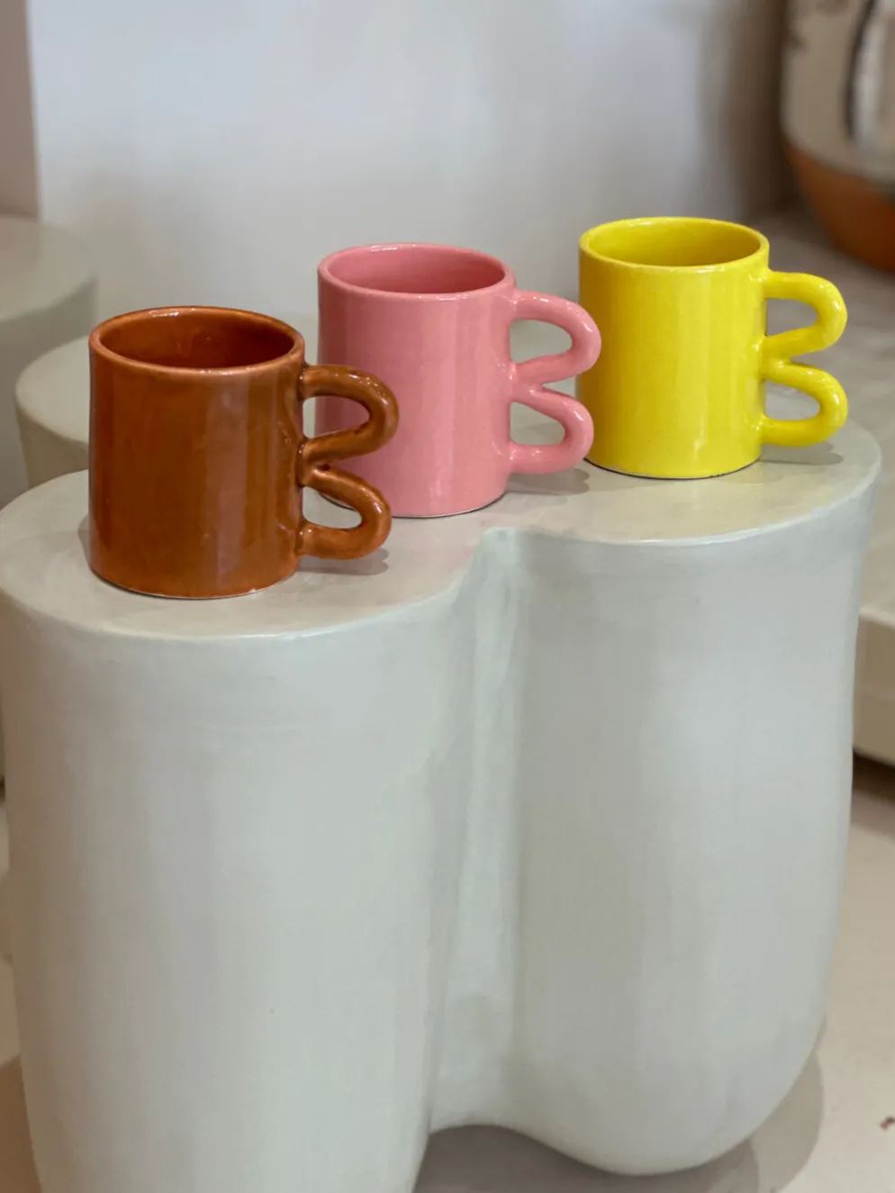 Mug tasse céramique anse vague graphique design coloré jaune citron