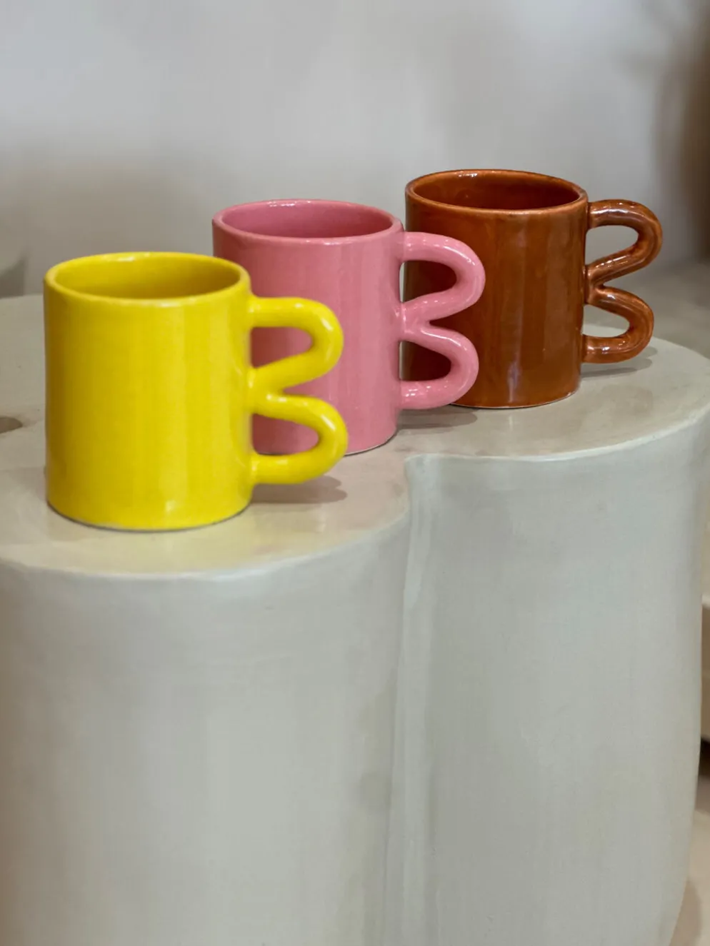 Mug tasse céramique anse vague graphique design coloré jaune citron