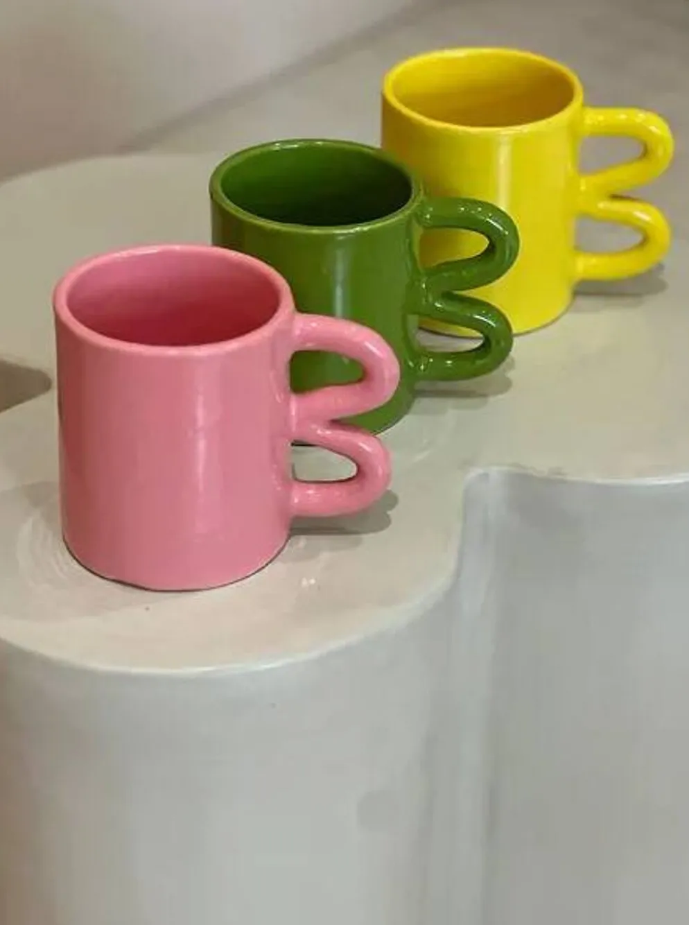 Mug tasse céramique anse vague graphique design coloré vert pomme acidulé