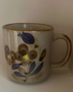 Mug / Tasse vintage en grès – Motif floral peint à la main – Style ann