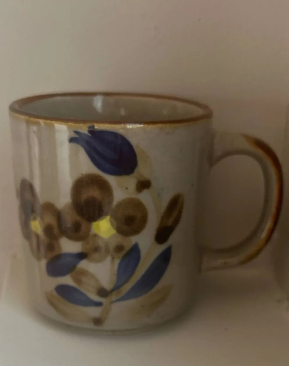 Mug / Tasse vintage en grès – Motif floral peint à la main – Style ann