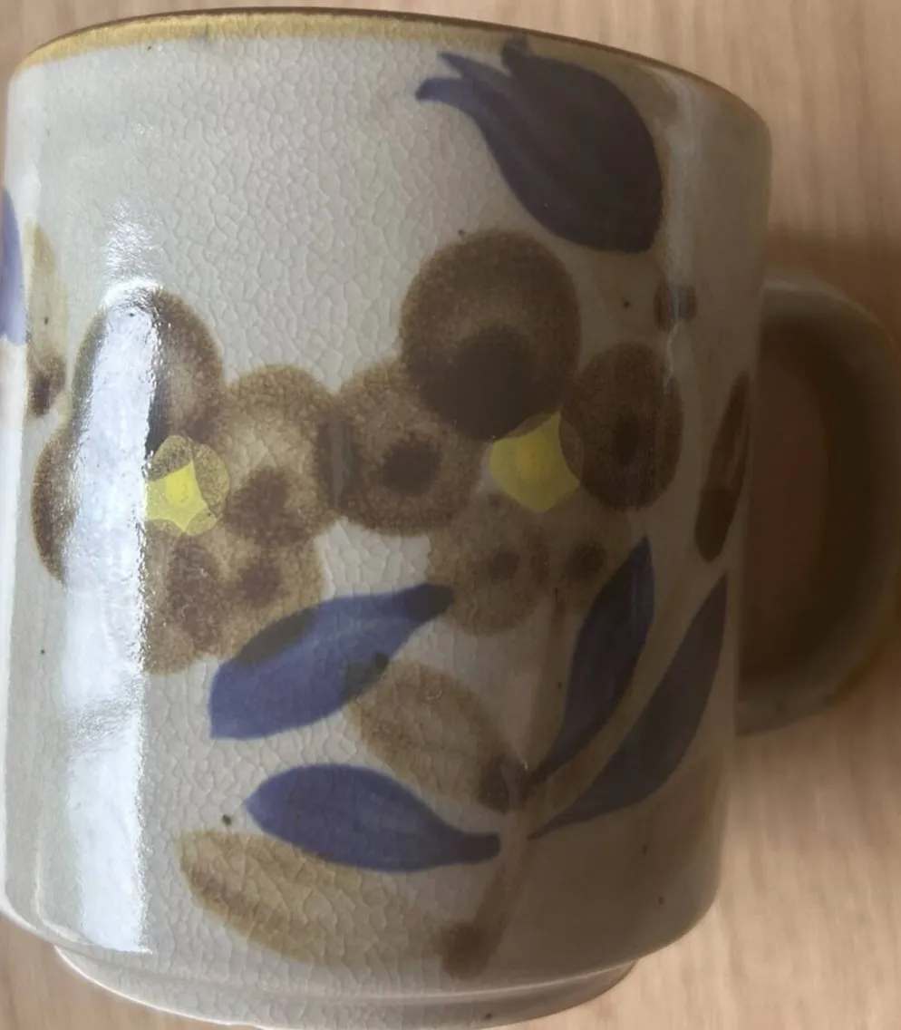 Mug / Tasse vintage en grès – Motif floral peint à la main – Style ann