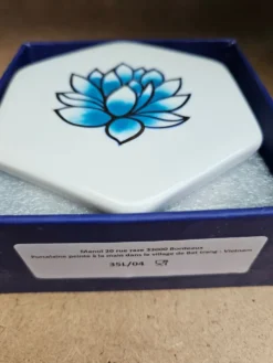 Neuf – coffret de 4 sous-verres hexagonaux en porcelaine peinte à la m