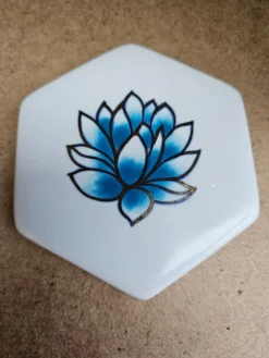 Neuf – coffret de 4 sous-verres hexagonaux en porcelaine peinte à la m