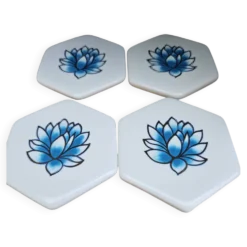 Neuf – coffret de 4 sous-verres hexagonaux en porcelaine peinte à la m