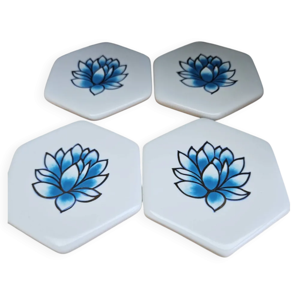 Neuf – coffret de 4 sous-verres hexagonaux en porcelaine peinte à la m