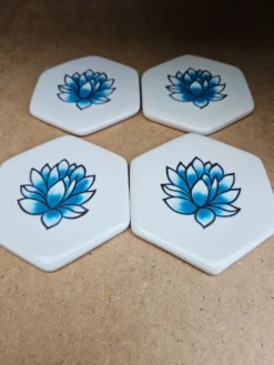 Neuf – coffret de 4 sous-verres hexagonaux en porcelaine peinte à la m