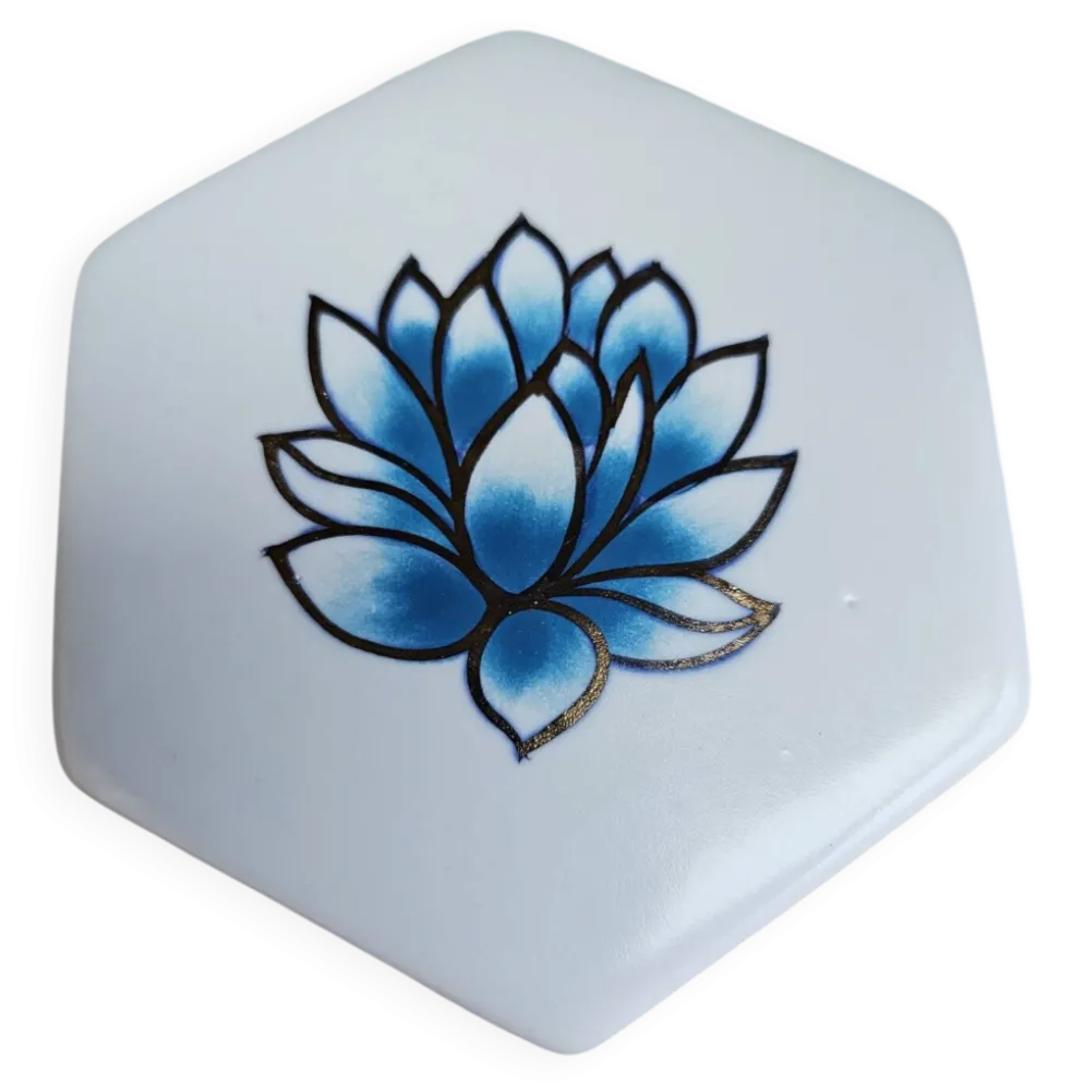 Neuf – coffret de 4 sous-verres hexagonaux en porcelaine peinte à la m