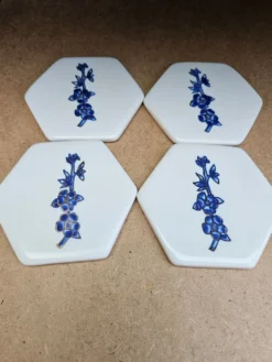Neuf – coffret de 4 sous-verres hexagonaux en porcelaine peinte à la m