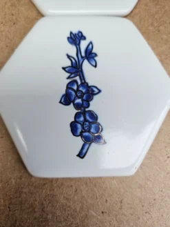 Neuf – coffret de 4 sous-verres hexagonaux en porcelaine peinte à la m