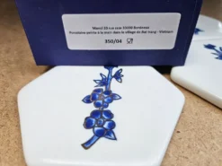 Neuf – coffret de 4 sous-verres hexagonaux en porcelaine peinte à la m
