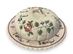 Nevers, cloche à fromage ou beurrier en faïence fleurie début XXème