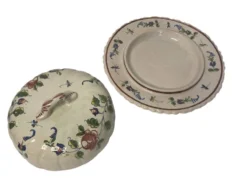 Nevers, cloche à fromage ou beurrier en faïence fleurie début XXème