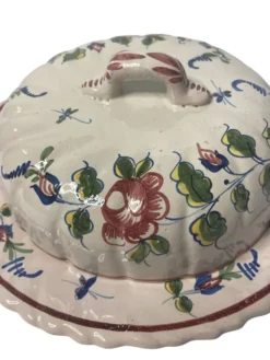 Nevers, cloche à fromage ou beurrier en faïence fleurie début XXème