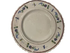 Nevers, cloche à fromage ou beurrier en faïence fleurie début XXème