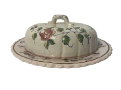 Nevers, cloche à fromage ou beurrier en faïence fleurie début XXème