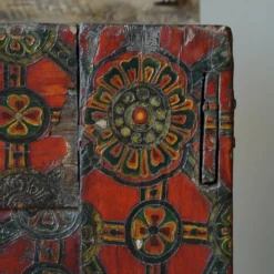 Nyemo - Ancien coffre tibétain peint