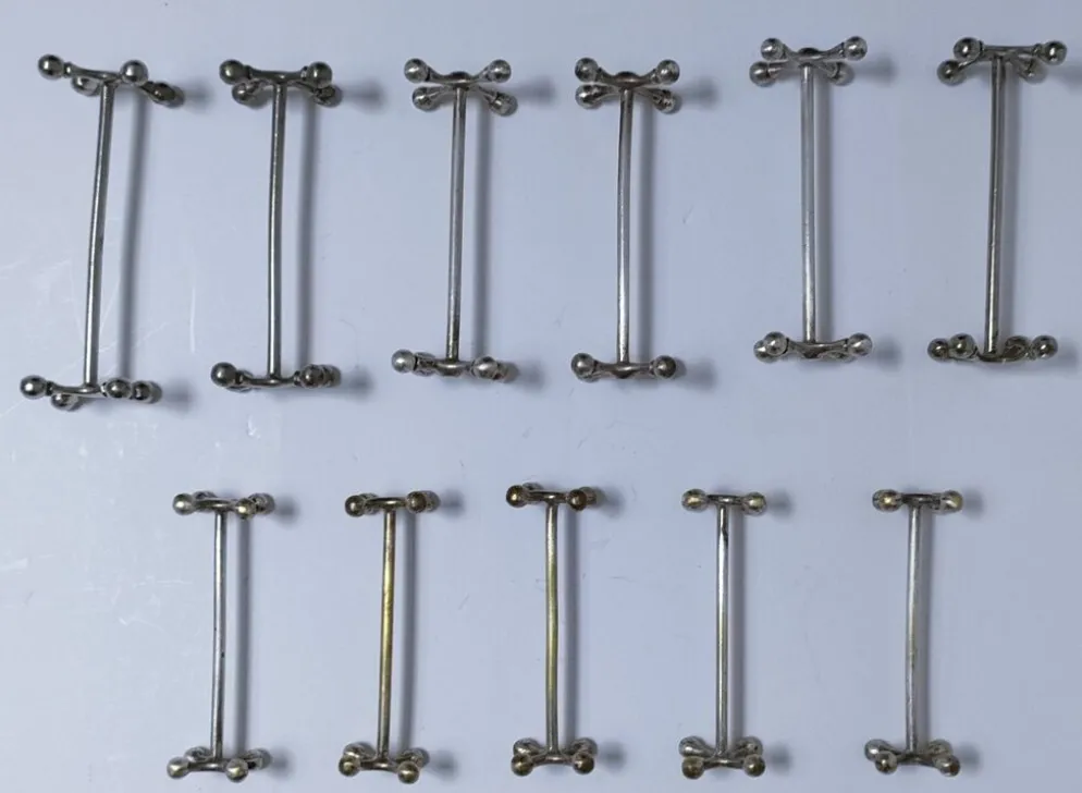 Onze porte-couteau "croisillons" métal design années 70