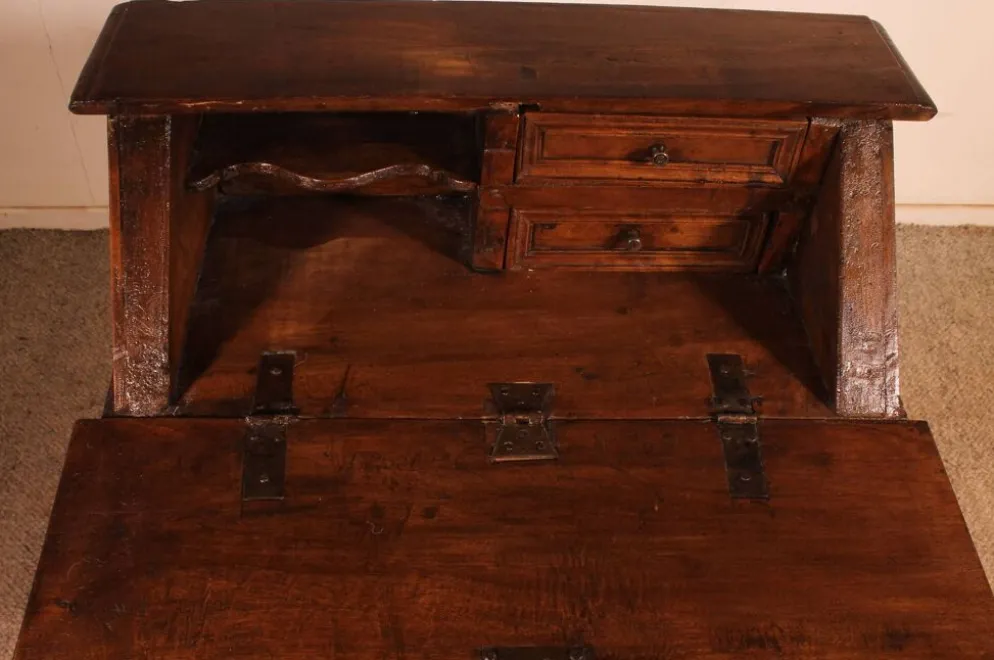 Oratoire de style Renaissance italienne en noyer avec un petit théâtre — XVIIe siècle