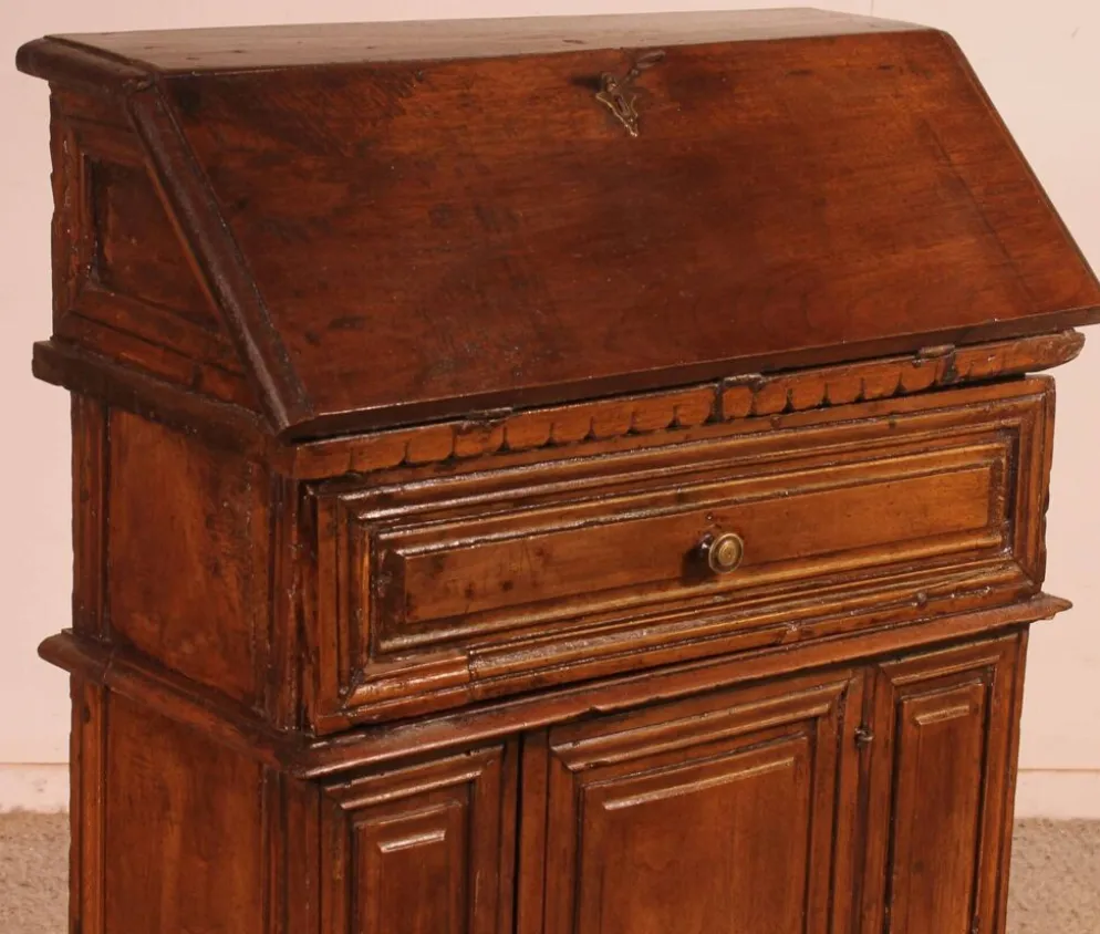 Oratoire de style Renaissance italienne en noyer avec un petit théâtre — XVIIe siècle