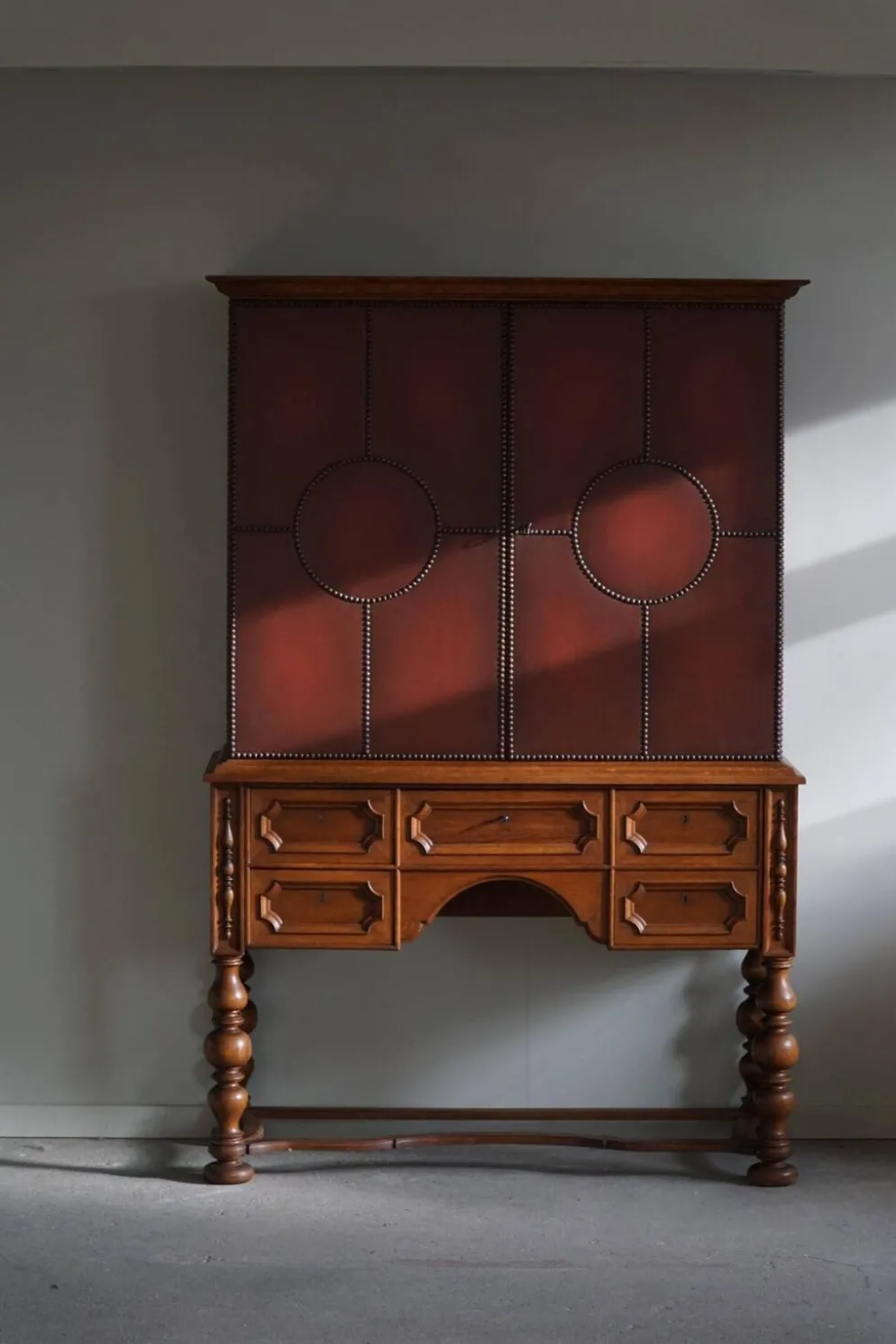 Otto Schulz, armoire moderne suédoise en cuir, chêne et clous en laiton, années 1930