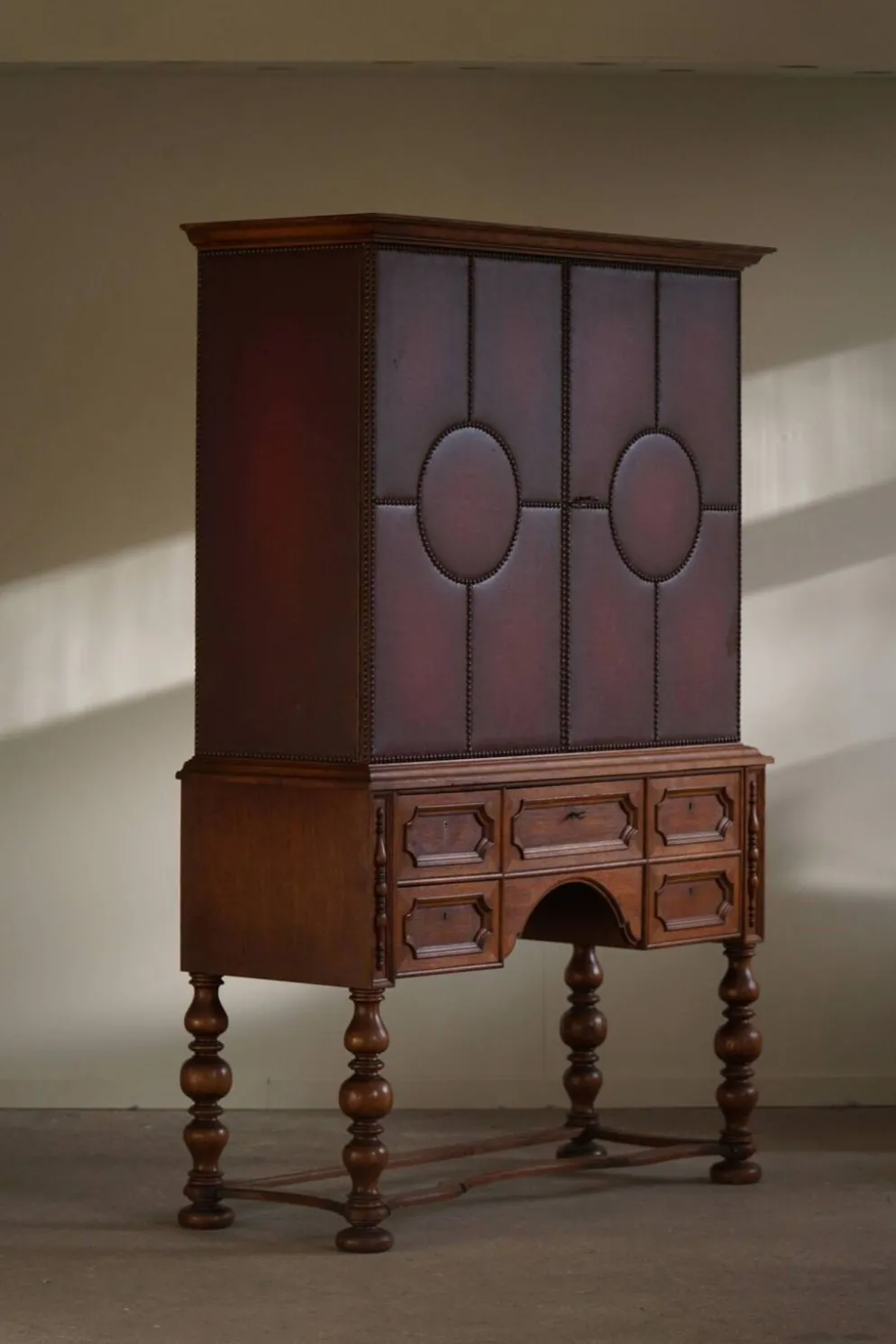 Otto Schulz, armoire moderne suédoise en cuir, chêne et clous en laiton, années 1930