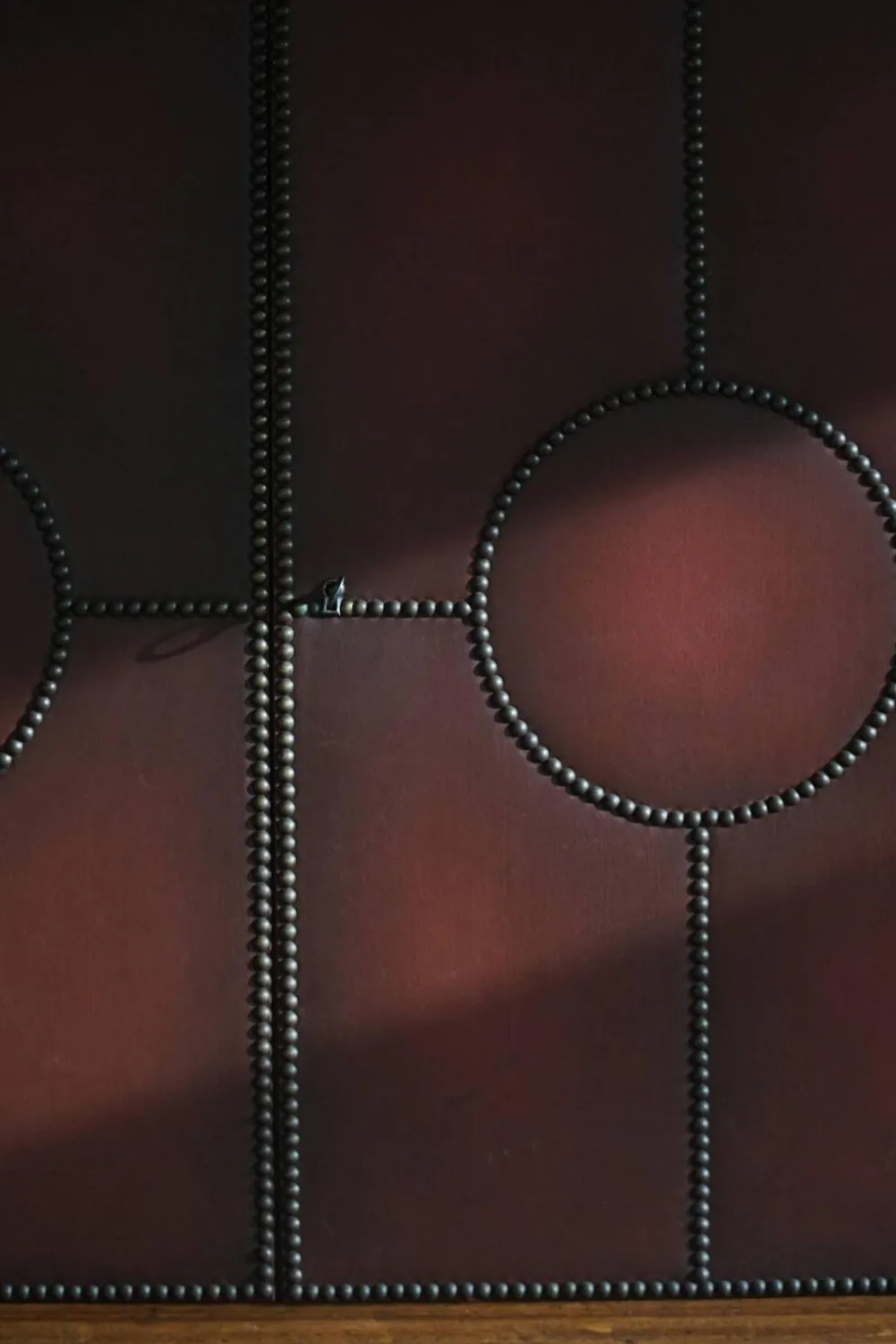 Otto Schulz, armoire moderne suédoise en cuir, chêne et clous en laiton, années 1930