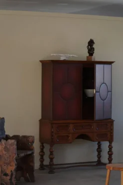 Otto Schulz, armoire moderne suédoise en cuir, chêne et clous en laiton, années 1930