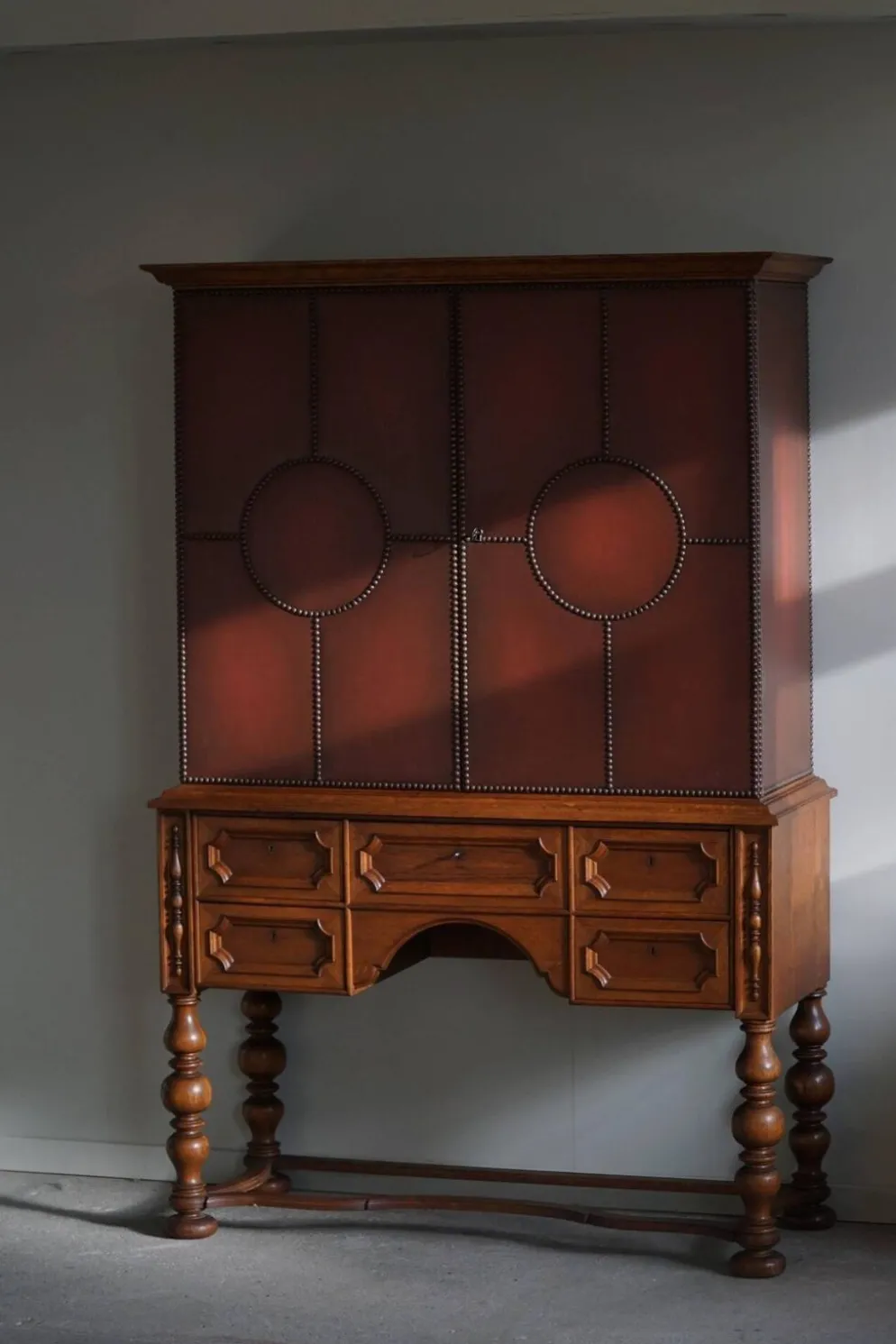 Otto Schulz, armoire moderne suédoise en cuir, chêne et clous en laiton, années 1930