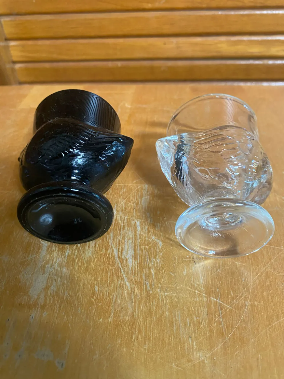 Paire Ancien Coquetier Forme Poule Opaline Noire & Verre Moulé Vintage