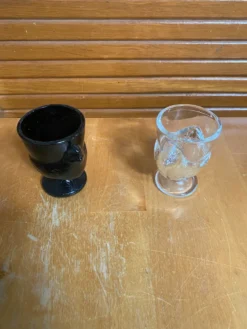 Paire Ancien Coquetier Forme Poule Opaline Noire & Verre Moulé Vintage