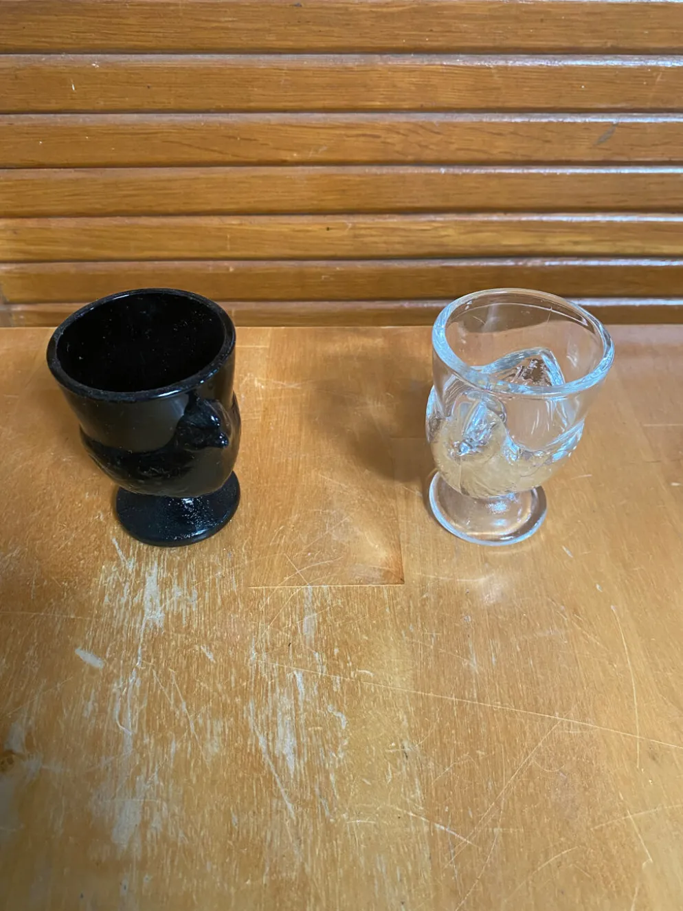 Paire Ancien Coquetier Forme Poule Opaline Noire & Verre Moulé Vintage