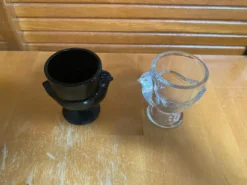Paire Ancien Coquetier Forme Poule Opaline Noire & Verre Moulé Vintage
