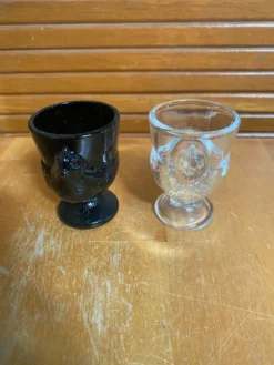 Paire Ancien Coquetier Forme Poule Opaline Noire & Verre Moulé Vintage