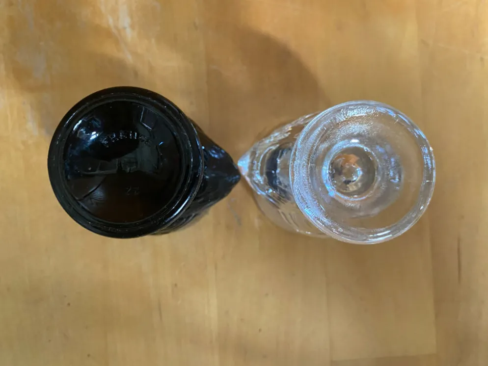 Paire Ancien Coquetier Forme Poule Opaline Noire & Verre Moulé Vintage