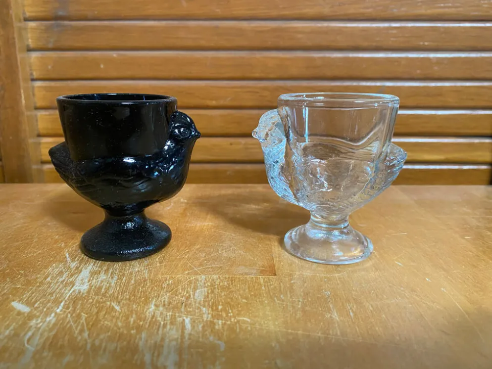 Paire Ancien Coquetier Forme Poule Opaline Noire & Verre Moulé Vintage