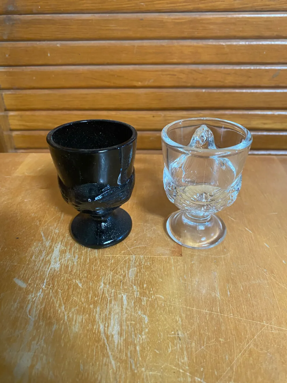 Paire Ancien Coquetier Forme Poule Opaline Noire & Verre Moulé Vintage