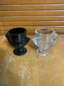 Paire Ancien Coquetier Forme Poule Opaline Noire & Verre Moulé Vintage