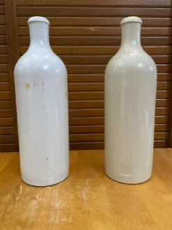 Paire ancienne bouteille mkm grès émaillé beige + blanc cuisine vintag