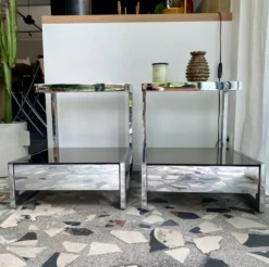 Paire chevets/tables appoint chrome et verre fumé (miroir), avec tiroirs.