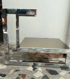 Paire chevets/tables appoint chrome et verre fumé (miroir), avec tiroirs.