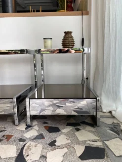 Paire chevets/tables appoint chrome et verre fumé (miroir), avec tiroirs.
