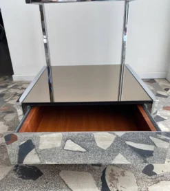 Paire chevets/tables appoint chrome et verre fumé (miroir), avec tiroirs.