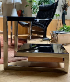 Paire chevets/tables appoint chrome et verre fumé (miroir), avec tiroirs.